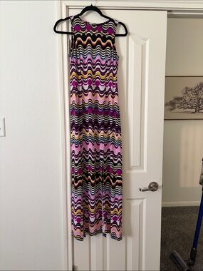 Donna Morgan Sleeveless Wave-Print Maxi Dress in Pink, Black & Yellow